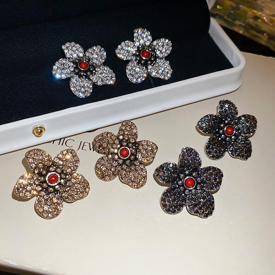 Elegant Diamond-Studded Flower Earrings: Silver Needle Retro Style for High-End Fashion