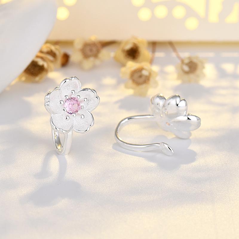 

Молодая девушка со свежими бриллиантами, инкрустированными в уши без пирсинга, серьги в виде цветков вишни, цветы, серьги в виде цветков персика