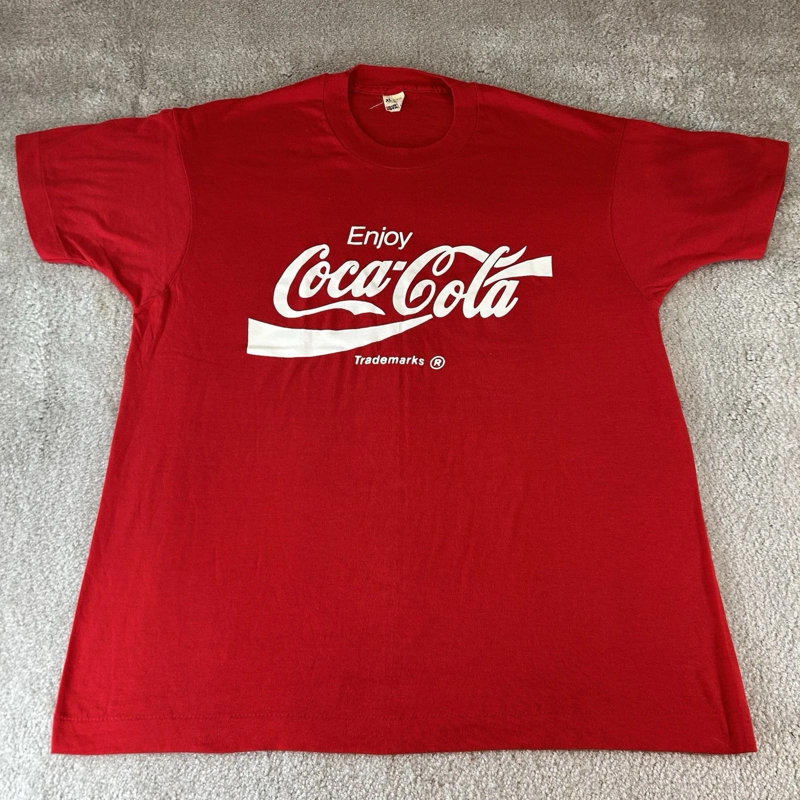 

Винтажная футболка Coca-Cola 80-х, размер XL для взрослых, красная, США. Наслаждайтесь. Одинарный шов. Сделано в США. XL