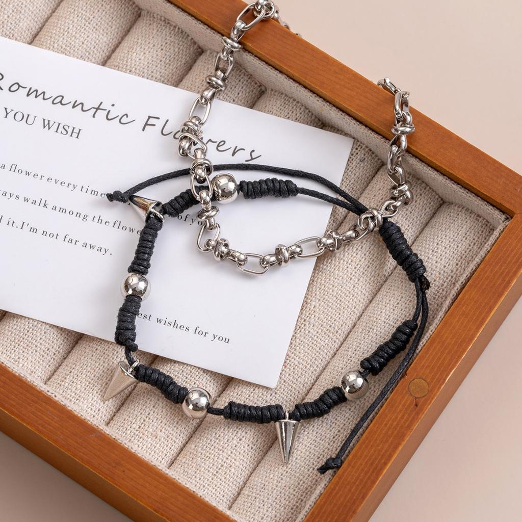 The new self-developed temperament rivet hand-woven bracelet has a simple and fine design.