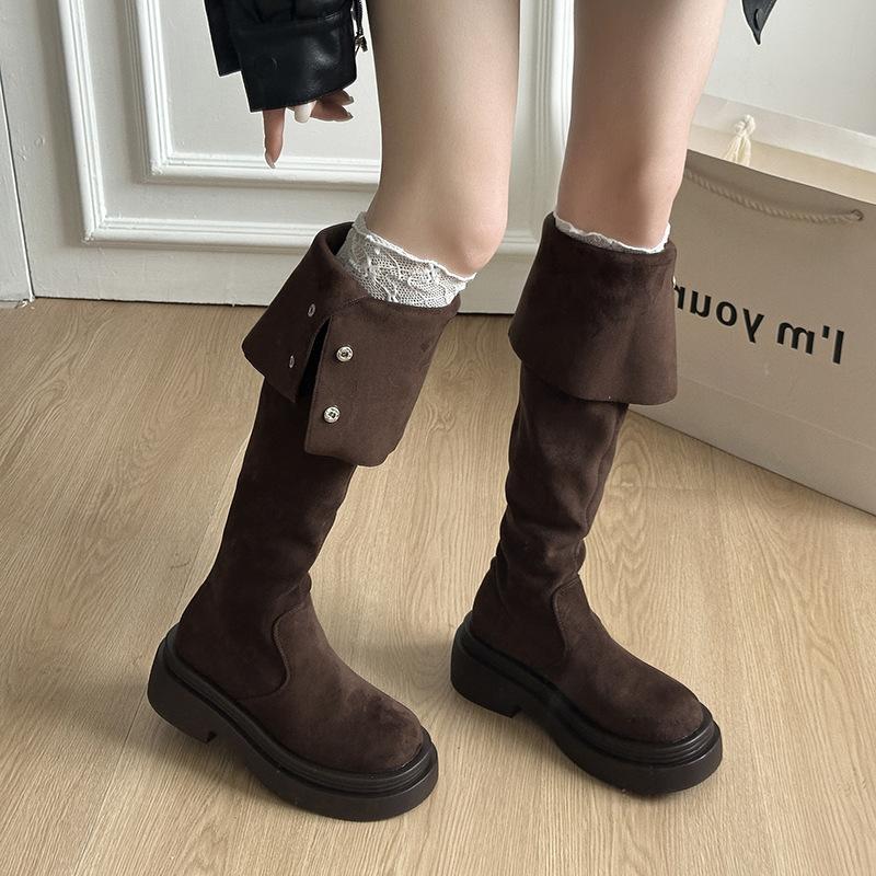 

Двое носят сложенные ботинки на толстой подошве для детей, новые ботфорты до колена на толстом каблуке осень-зима 2025, весна и осень 40 темно-коричневого