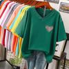 T-shirt a maniche corte, Ampia, Top V-neck stampato snellente per donna