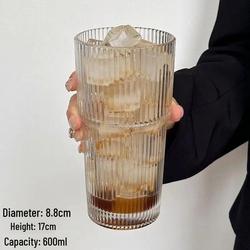 Стеклянный стакан для питья с вертикальной полоской