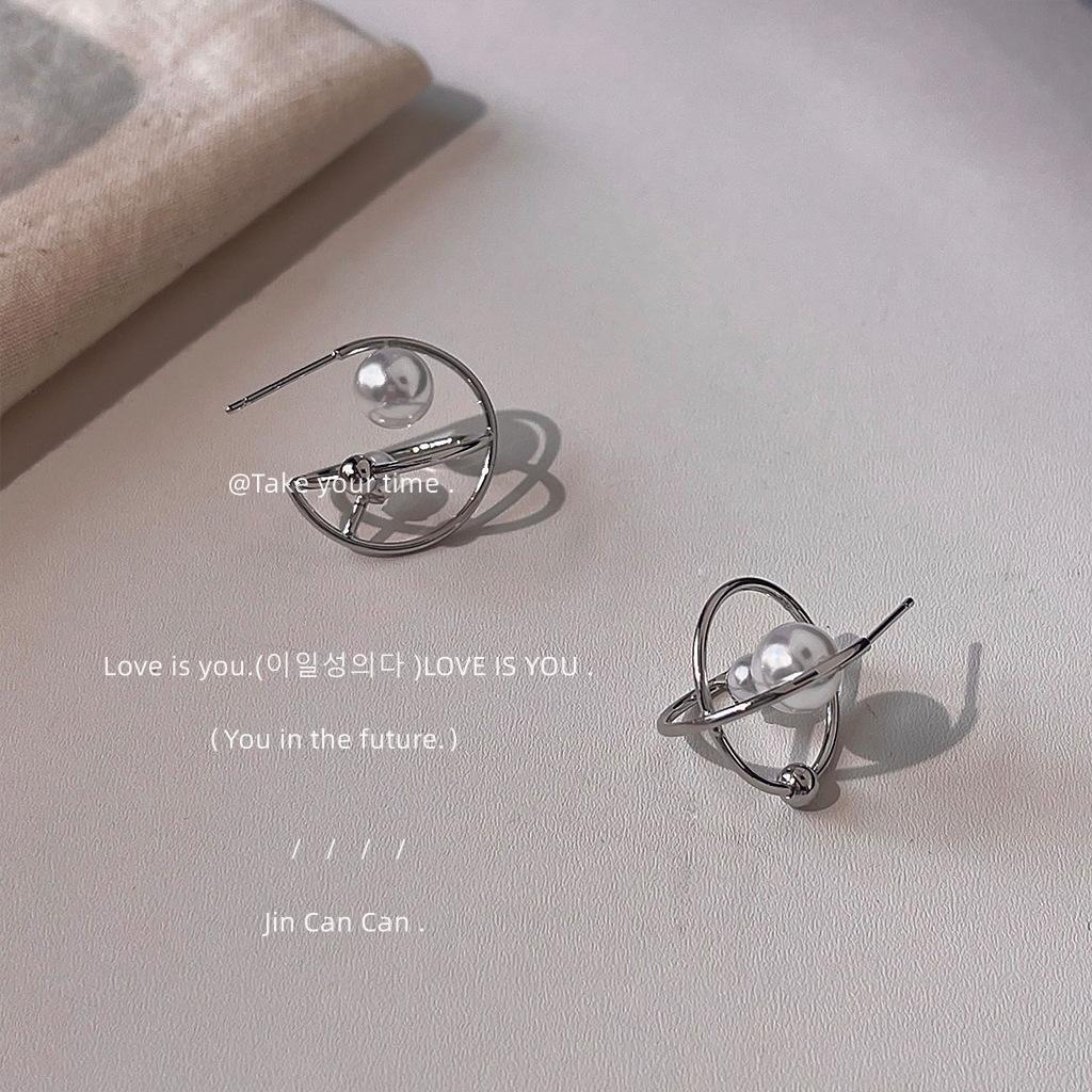 Three-dimensional geometric design sense~ artistic personality creative 925 silver needle hollow pearl stud earrings ins earrings, earrings factory