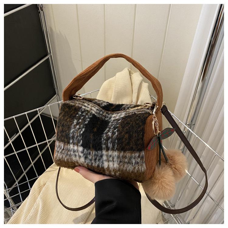 

Висока вартість сумка кольору Майяра в іноземному стилі жіноча сумка плюшева картата через плече переносна невелика квадратна сумка Інтернет-знаменитість новинка Without pendant темно-коричневого кольору