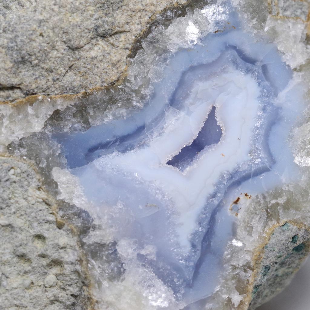 [N2 Stone Natural] Natural Mineral Blue Lace Agate Geode / Crystal | (31 | "One of a Kind" Approx. 398g, 96x81x47mm)