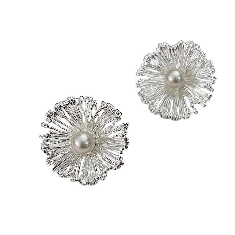 Retro Floral Fashion Earrings Personalized Cool Wind Exaggerated Light Luxury High-end Sense Women's Dainty Daily Wear Earrings