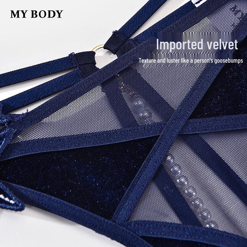 Mybody Damen Samt String mit offenem Schritt und Perlenkette