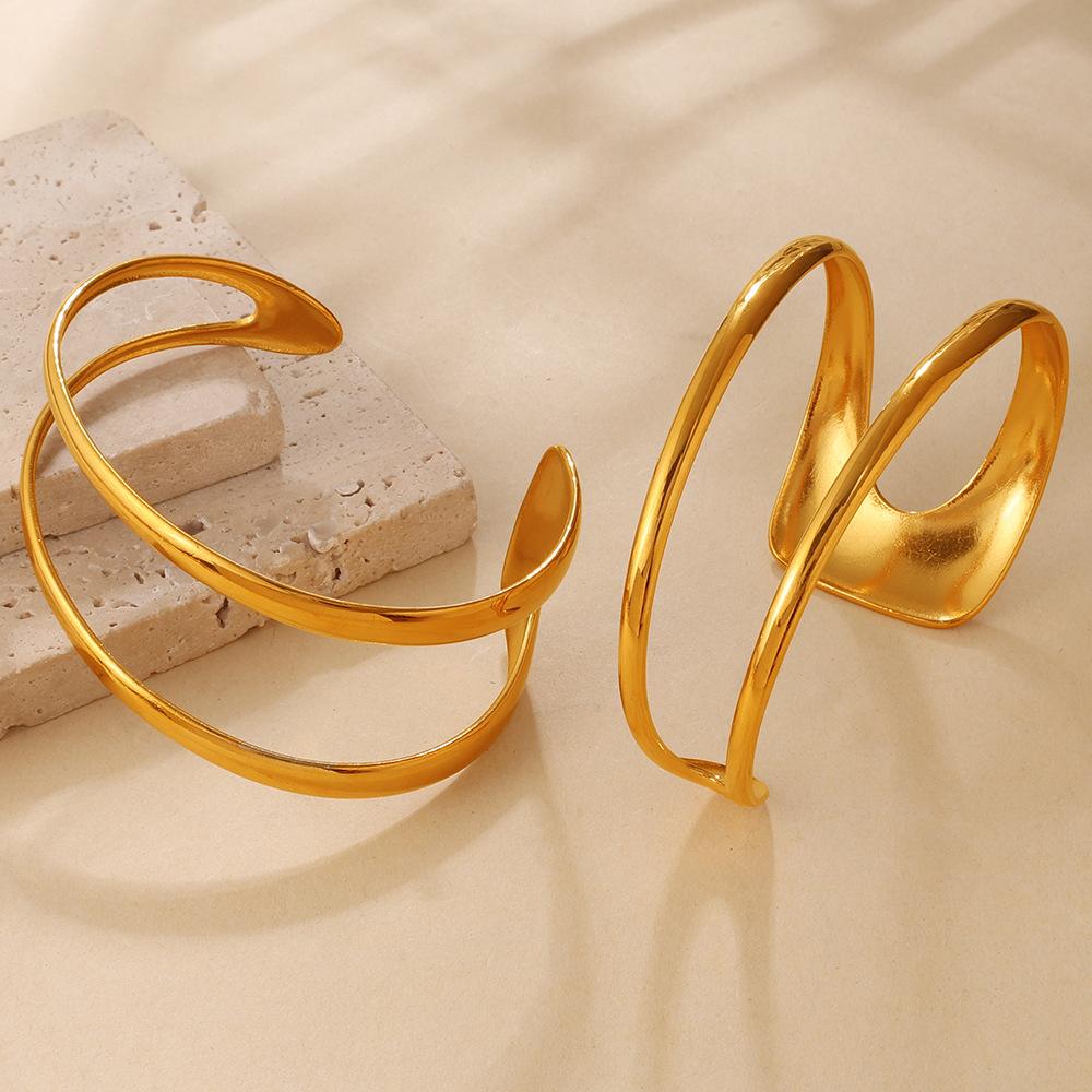 Bracciale classico a doppio punto goccia con apertura semplice e popolare placcato in oro vero, non sbiadisce e può essere impilato per gioielli da donna