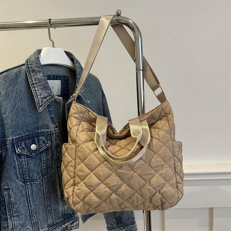 

осень 2025 нишевый дизайн новая сумка через плечо корейская версия портативная сумка-тоут женская большая вместительная простая и красивая большая сумка хаки