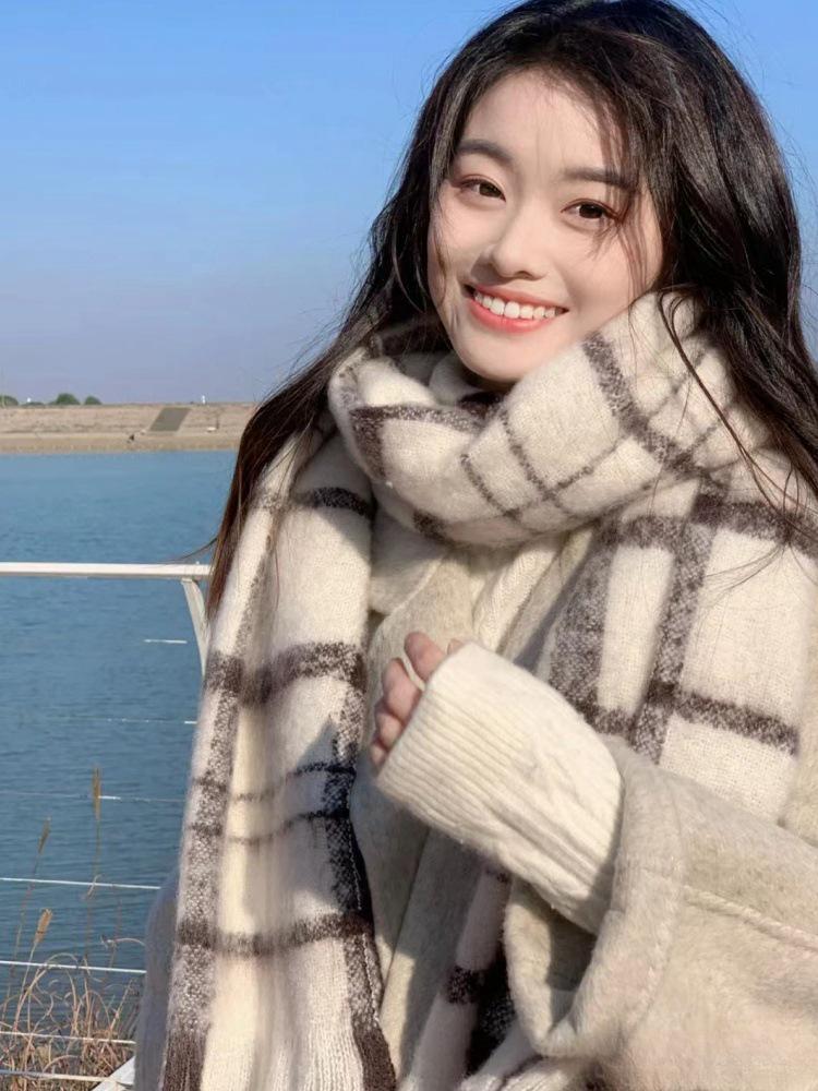 Milky Beige Plaid Thickened Scarf: Korean Style for Winter 2025