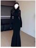 Beflocktes Schwarzes Lotos-Fischschwanzkleid mit Pelzfutter – Damen Herbst/Winter Schlanke Passform, Hoher Kragen, Langes Kleid