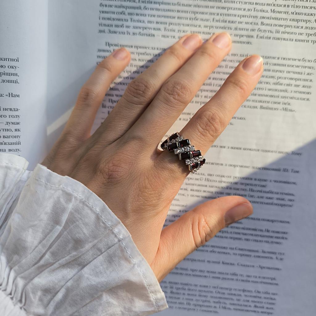 Silberring mit natürlichem Granat 5,692 Karat, Gewicht des Schmuckstücks 5,28 g (2204107)
