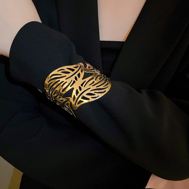 Hohle Blatt Metall Armreifen für Frauen Einfacher eleganter Stil Armband Übertriebenes Design Hochwertige verstellbare Manschette Goth Zirkon