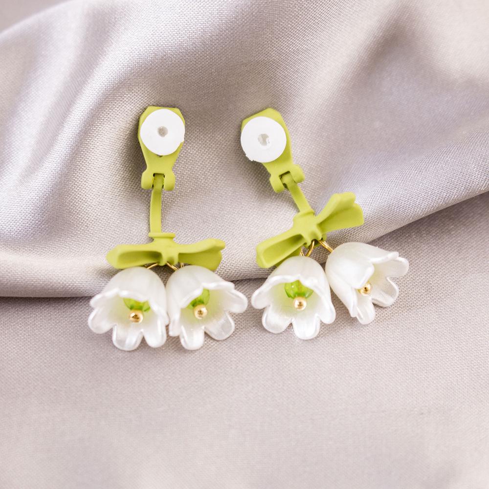 Elegant Clip-On Triangle Earrings for Non-Pierced Ears - Versatile, Light Luxury for Everyday Wear.