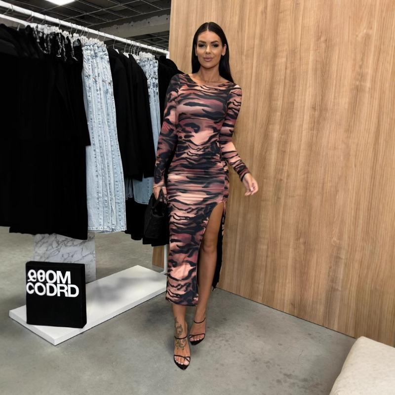 Schmal geschnittenes, langärmliges Kleid mit Rundhalsausschnitt, geschlitztem Print und mittellangem Rock mit Hüftwickel