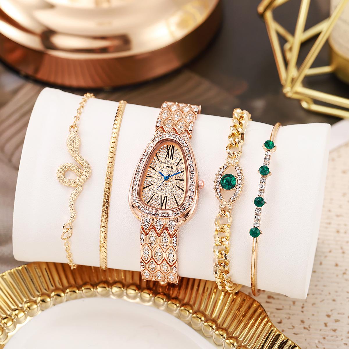 

Часы и браслет с зеленым драгоценным камнем в стиле змеи