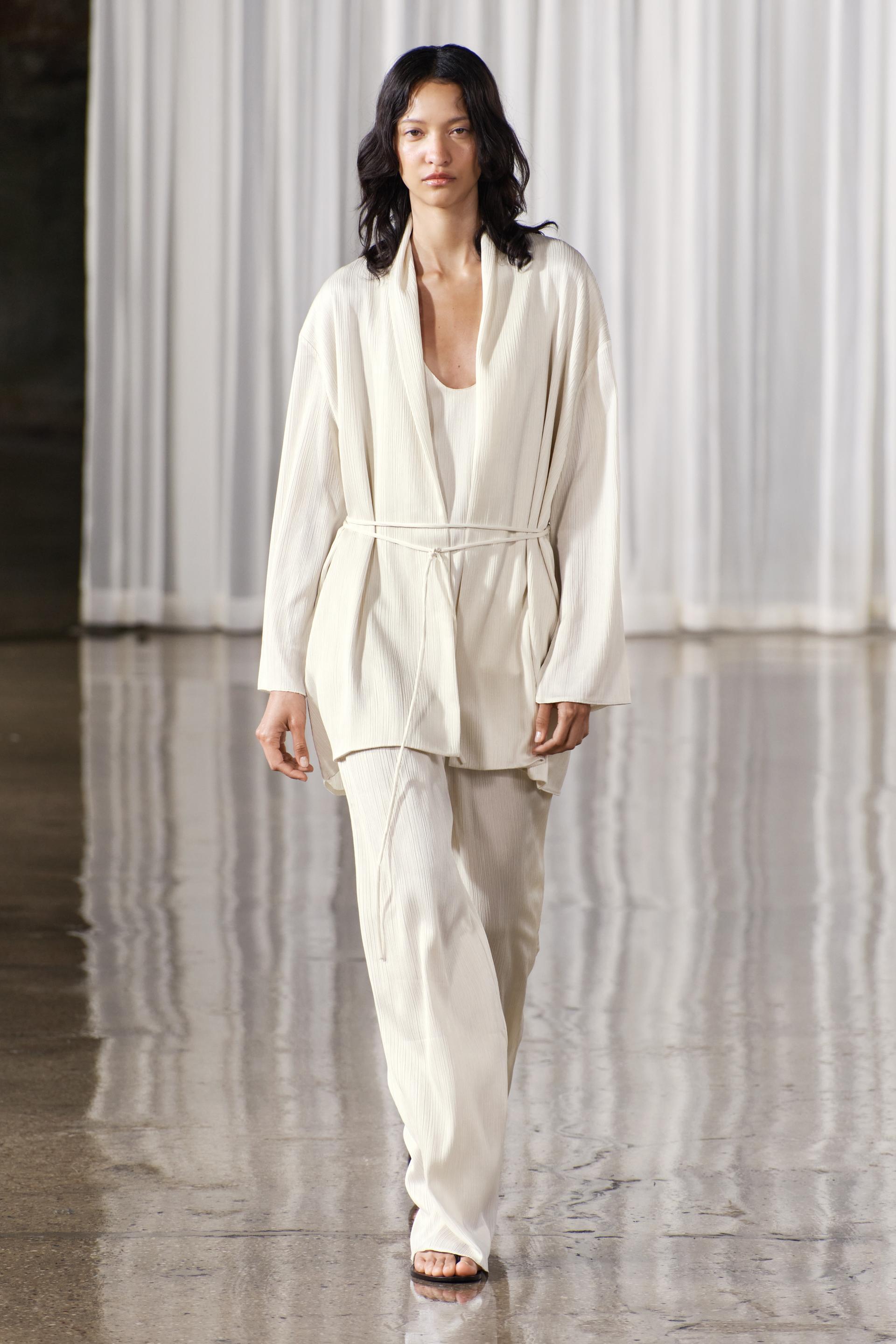 

БРЮКИ ПЛИССИРОВАННЫЕ