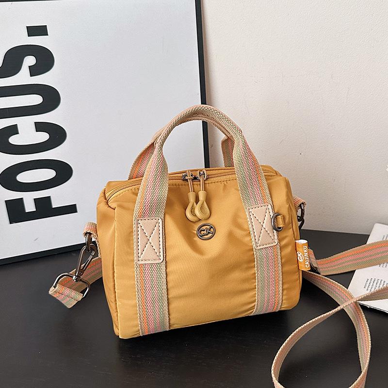 2025 fashion trend personalized shoulder messenger bag casual simple new bag autumn and winter women's small square bag