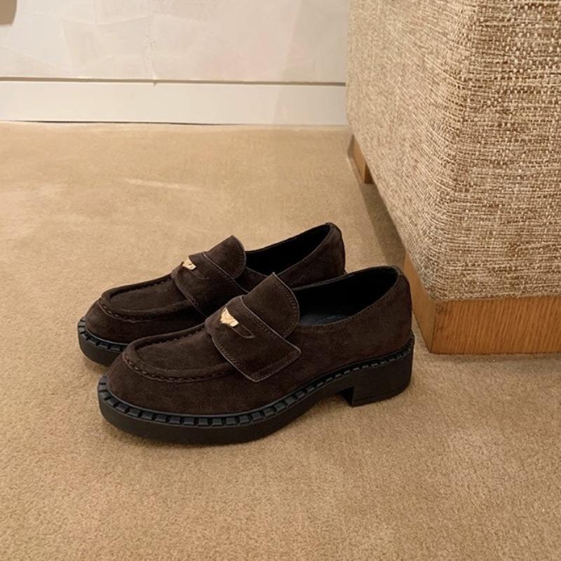 Версия из коровьей кожи семейства винограда~ осеннее увеличение роста см~ толстый каблук открытый край бусины благородные маленькие золотые монеты лоферы одиночные туфли маленькие кожаные туфли 40