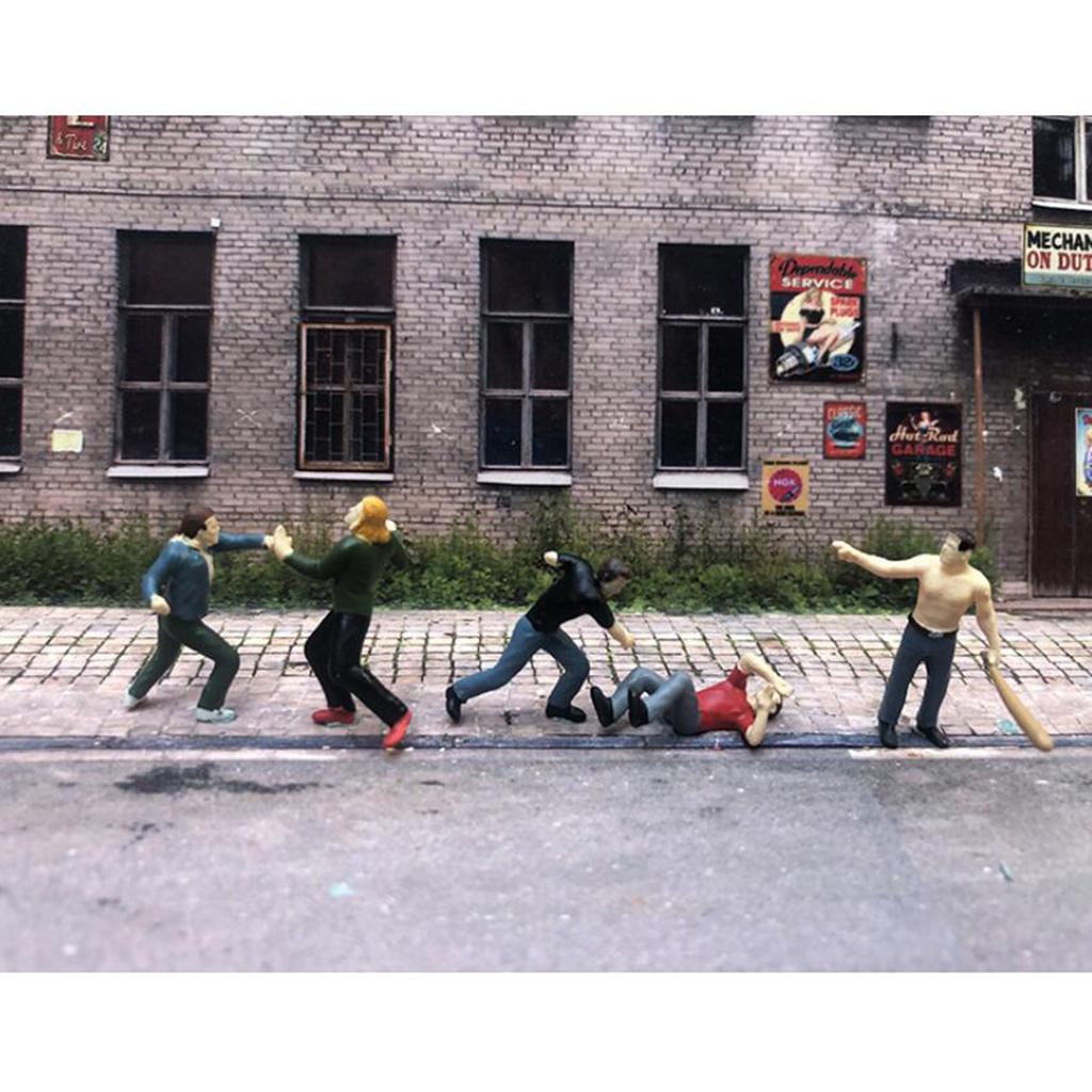 1:64 Mini People Figurines Model Outdoor Attack Against Bad Guys Scene Architectural Plastic