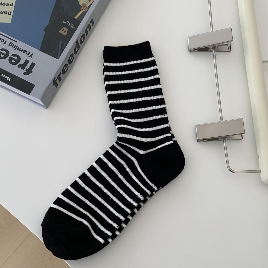 Socken Damen Mittelsaison Strümpfe Trendige Socken Grau College-Stil Strümpfe Vielseitige Gestreifte Stapelbare Socken
