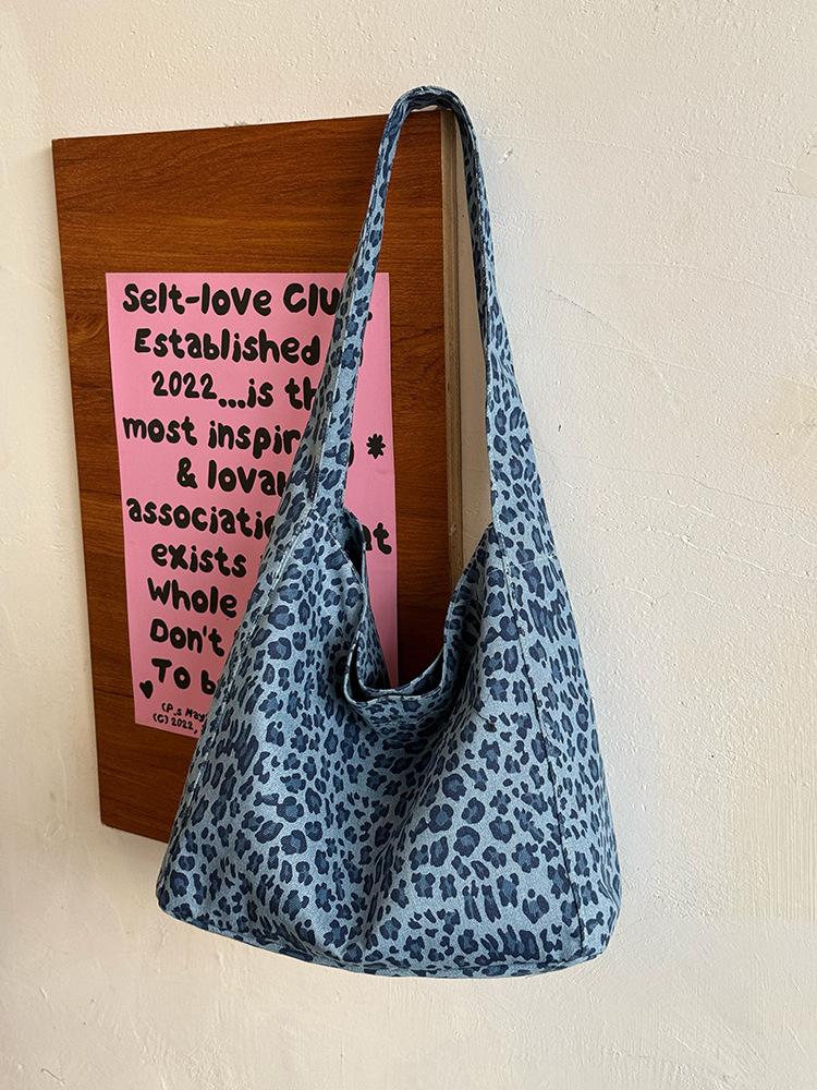 

Модная супер горячая сумка для мамы-студентки колледжа 2025 новая летняя сумка-тоут с леопардовым принтом большой вместимости в ленивом стиле