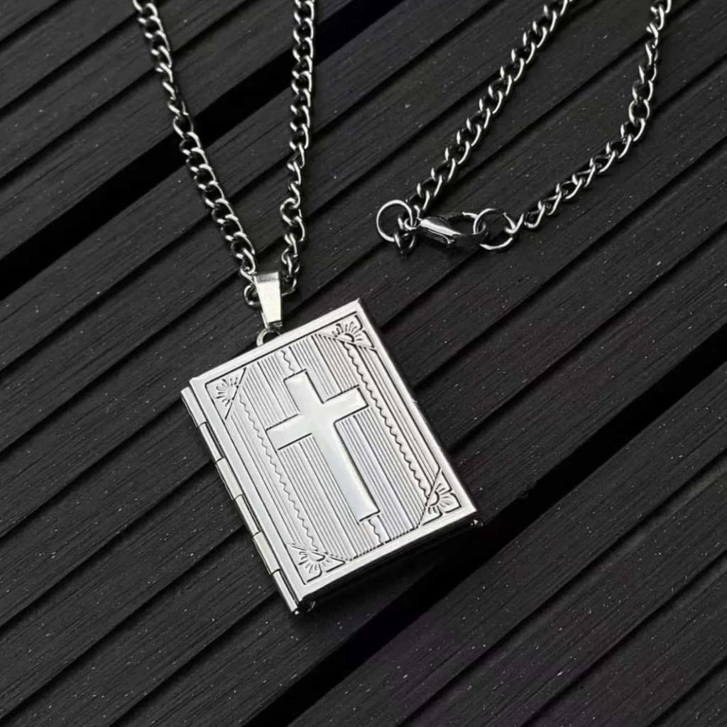 Nuovo Apribile a Forma di Libro Incrociato Scatola Portafoto Ciondolo Collana per Donne Uomini Fascino Intagliato Immagine Gioielli Credenza Regalo 2026