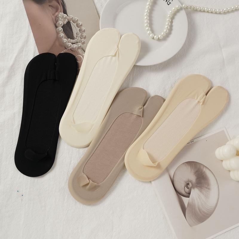 Women's Ice Silk Two Toe Invisible Socks Silicone Non-Slip Split Toe Boat Socks Thin Breathable Sweat Absorbing Summer No Show Socks