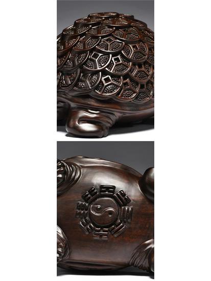 Geschnitztes Ebenholz-Ornament einer goldenen Schildkröte für die Feng Shui-Dekoration von Zuhause und Büro