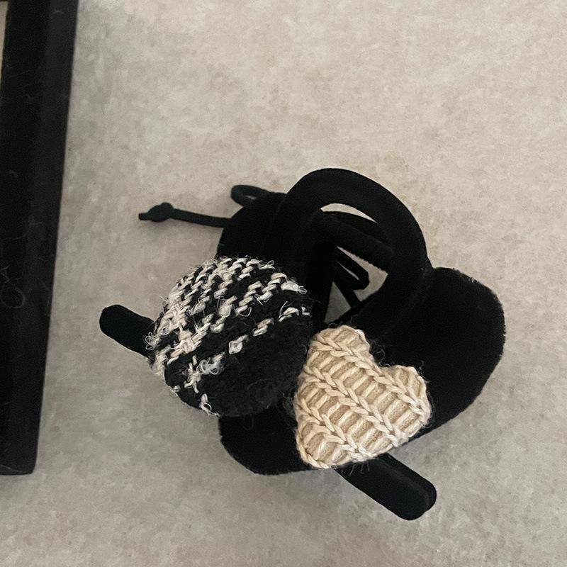 

Retro Velvet Heart Claw Clip for Women - Medium Size High-End Headdress