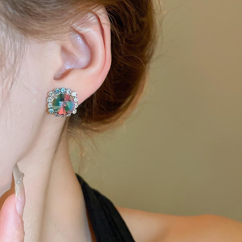 Luxuriöses zweiteiliges Set: Eingesetzte Diamant-Ohrstecker & Halskette mit Farbakzenten