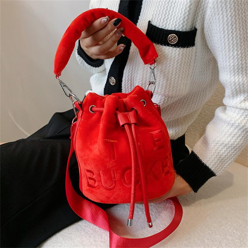 

Bag autumn and winter plush bag women 2025 shoulder fashion letter bucket bag ins retro shoulder handbag рожевий червоний колір