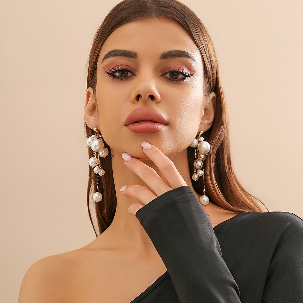 Exaggerated Design Imitation Pearl Fringed Temperament Earrings Hot-selling Size Beaded Sweet Cool Stud Earrings