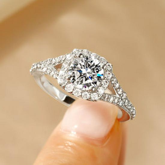 Women's Light Luxury Round Diamond Zircon Ring – Elegant Micro-Pave Fashion Accessory