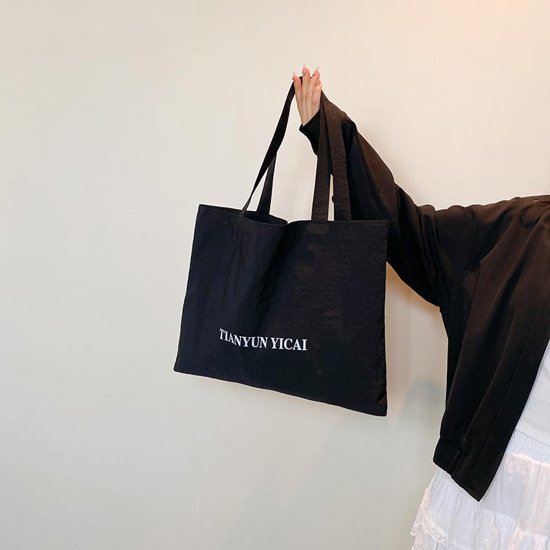 

Commuting large-capacity versatile casual tote bag female lazy style student class personality niche new shoulder bag чёрный