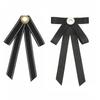 College-Stil Satin-Fliege mit Legierungsschmetterling-Design für Damen, Abschlussaccessoires