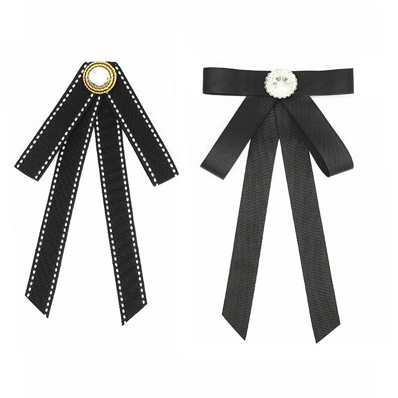 College-Stil Satin-Fliege mit Legierungsschmetterling-Design für Damen, Abschlussaccessoires
