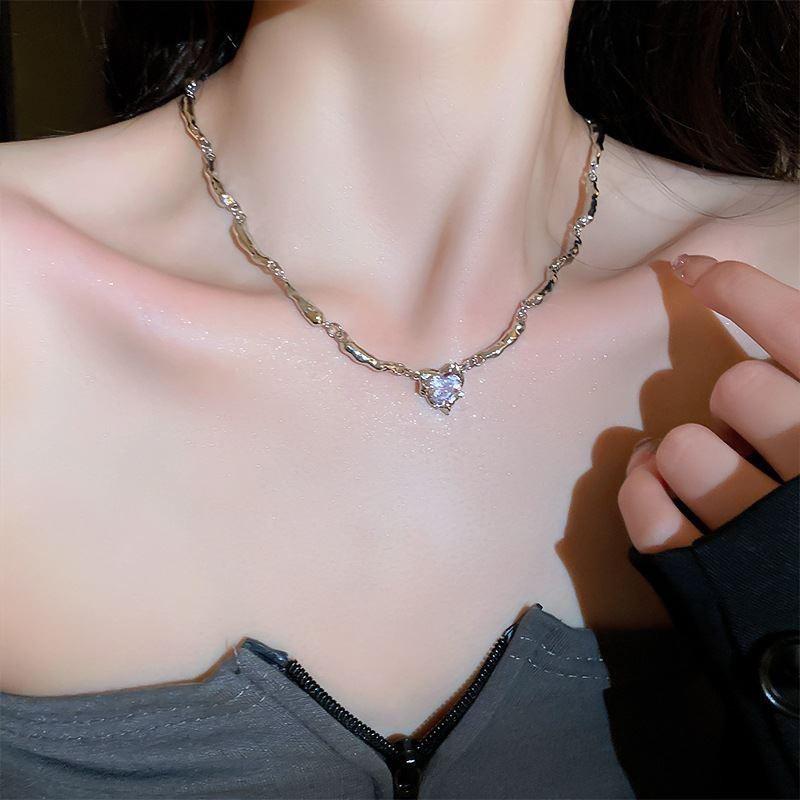 Light Luxury and High Grade Black Peach Heart Collar Chain for Spicy Girls with A Cold and Elegant Style, Exquisite and Niche Necklace