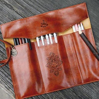 Twilight Retro Dreifach Leder Federmäppchen - Große Kapazität für Schüler und Künstler.