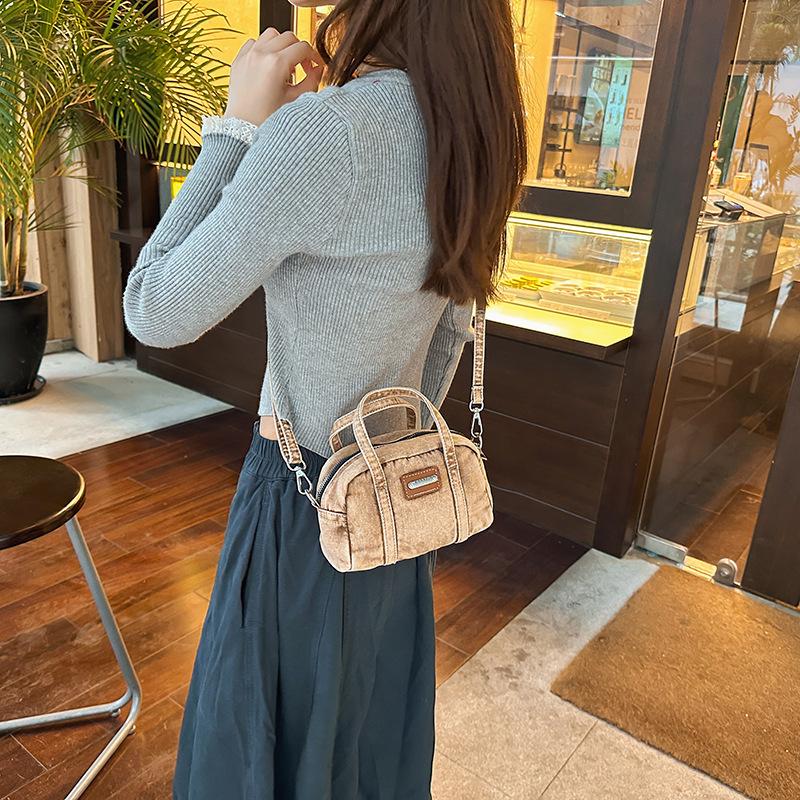 Small-scale Design Cross-body Bag with A Sophisticated and Trendy Look, Hand-held Pillow Bag