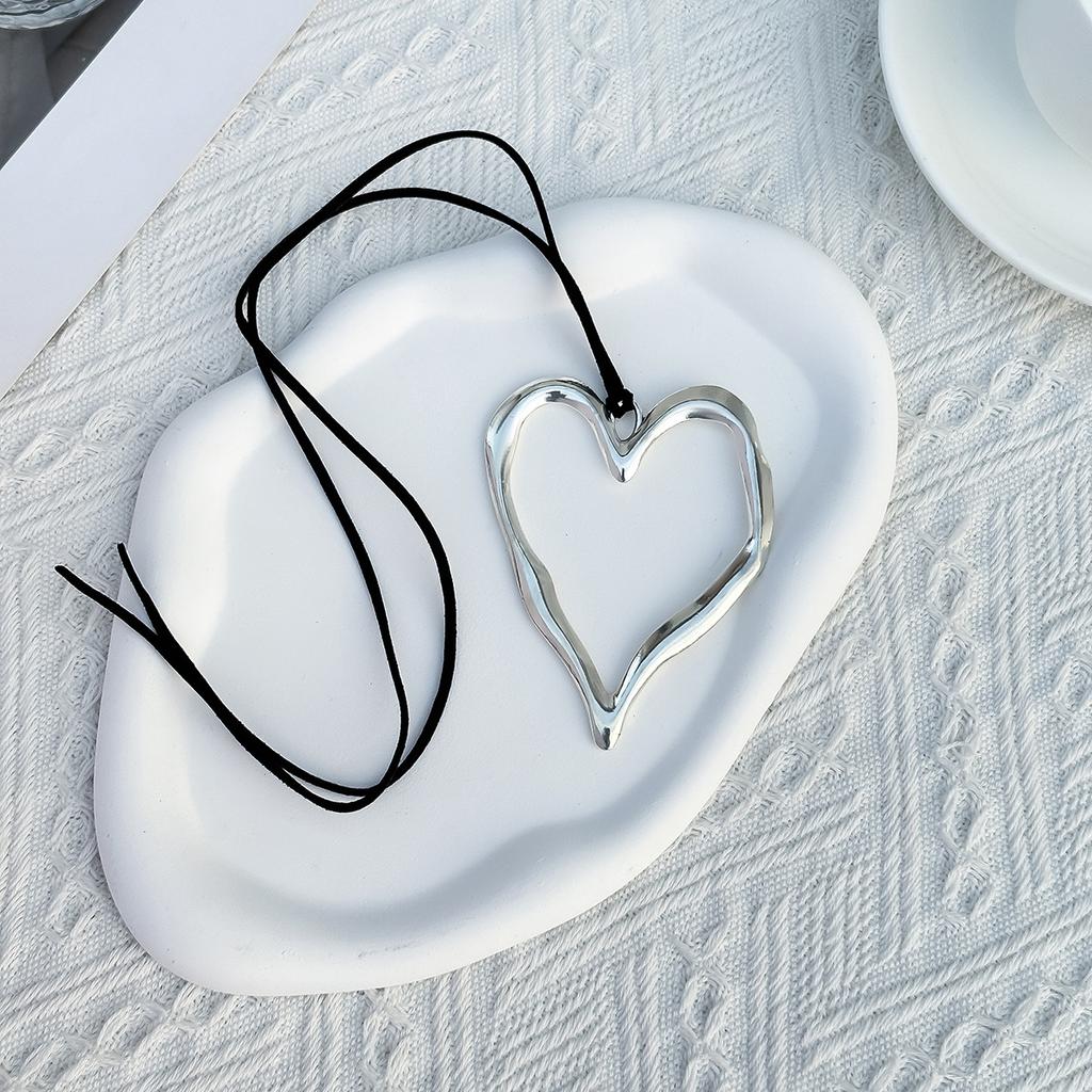 Sweet Cool Exaggerated Big Heart Necklace Metal Choker Velvet Collar Female