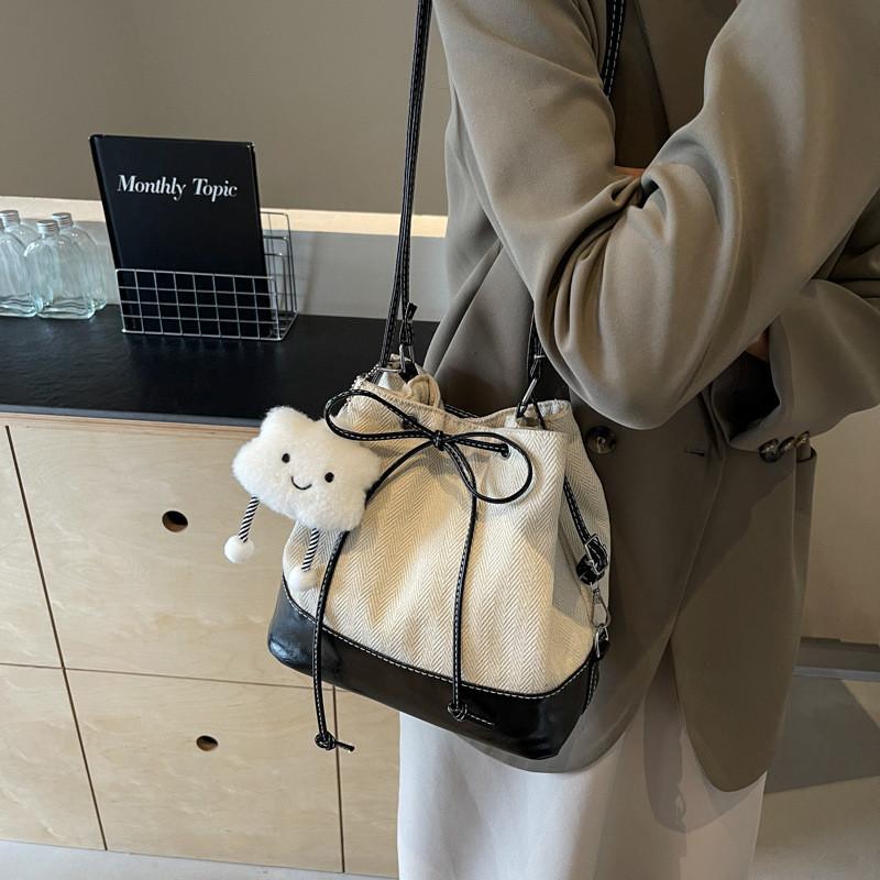 Fashionable Minimalist Shoulder Bag Versatile Large Capacity Bucket Bag For Summer