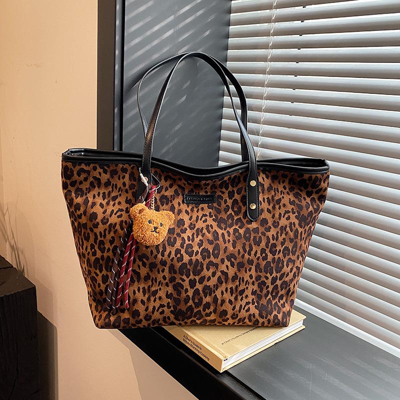 Corduroy bag women's large-capacity new autumn and winter versatile leopard print shoulder bag commuter tote bag