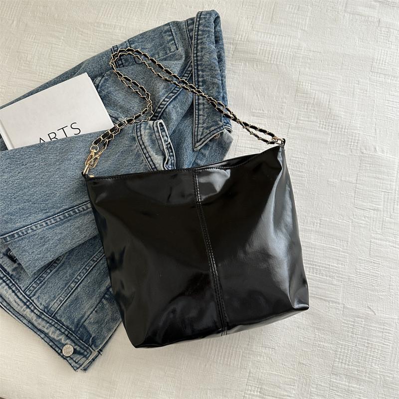 Chic And Versatile Shoulder Bag For Women With Zipper Closure And Soft Pu Material чёрный