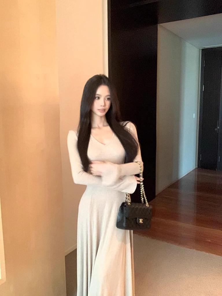 Black Slim-Fit Knitted Long-Sleeve Dress - Women's Spring/Autumn Trend