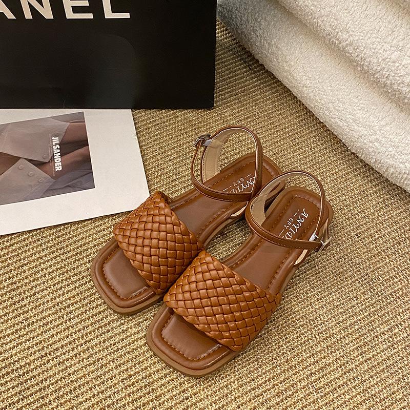 

Cross-border large-size square head one-word woven fashion sandals summer new new beach slippers women s versatile 40 коричневый