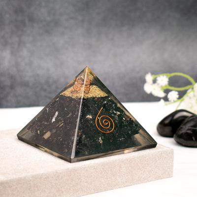 Astrotalk Schwarze Obsidian Harz Pyramide | Schutz-, Erdungs- & Heilenergie Pyramide | Vastu Artikel für Heimdekoration |