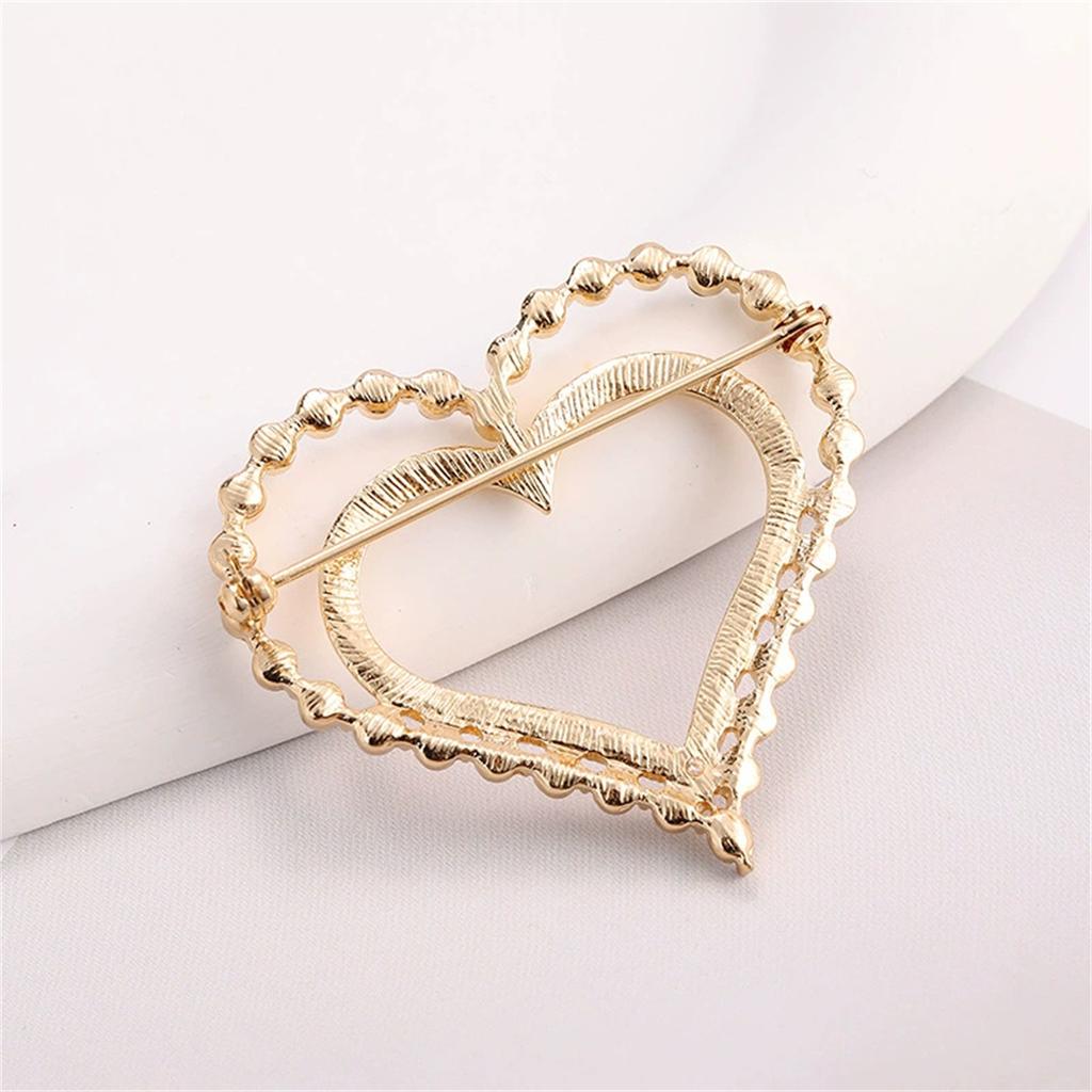 1Pc Creative Personalized Love Brooch Korean Edition Fashion Pin Sweet and Cute Jewelry Accessories Party Birthday Festival Gift