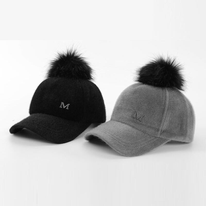 Женская зимняя бархатная кепка с меховым помпоном Molky black